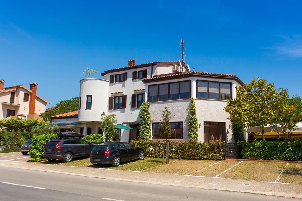 Apartments Deak Porec Bagian luar foto